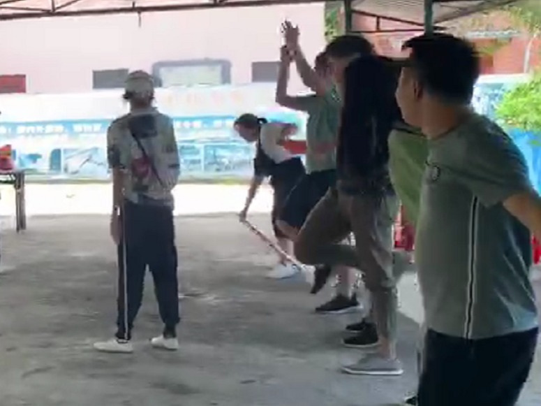 優卡特員工玩呼啦圈游戲獲勝